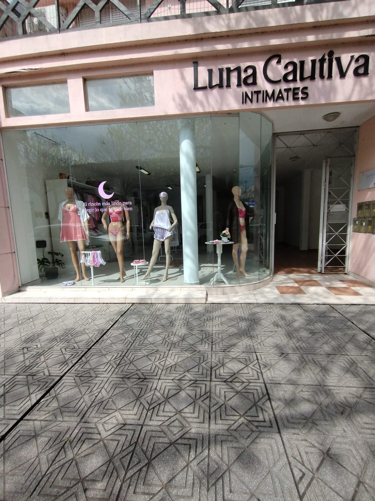 Luna Cautiva - Local Intimates